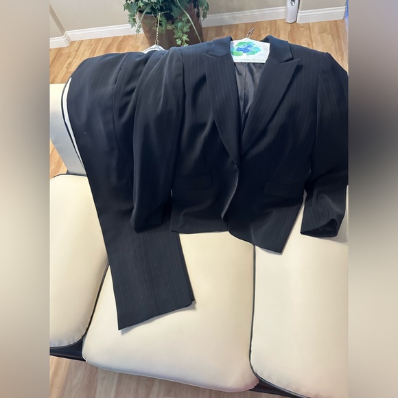 Tahari Arthur Levine Ladies Dress Suit - Pin Stripes - Picture 2 of 10